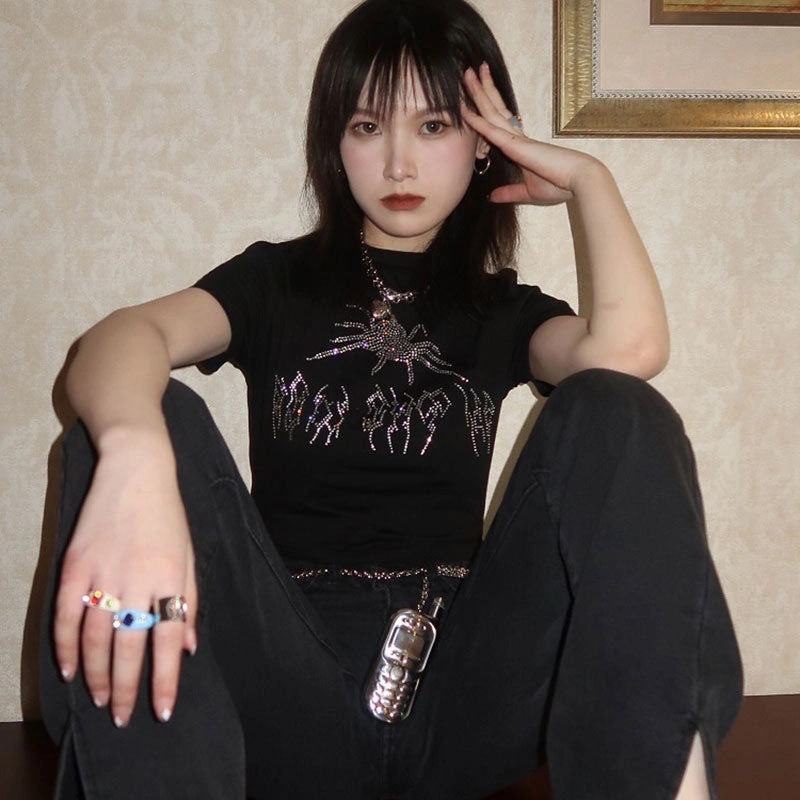 Top araignée Y2K scintillant, crop top audacieux, soirée garantie, look rebelle, éclat fatal, star du dancefloor!
